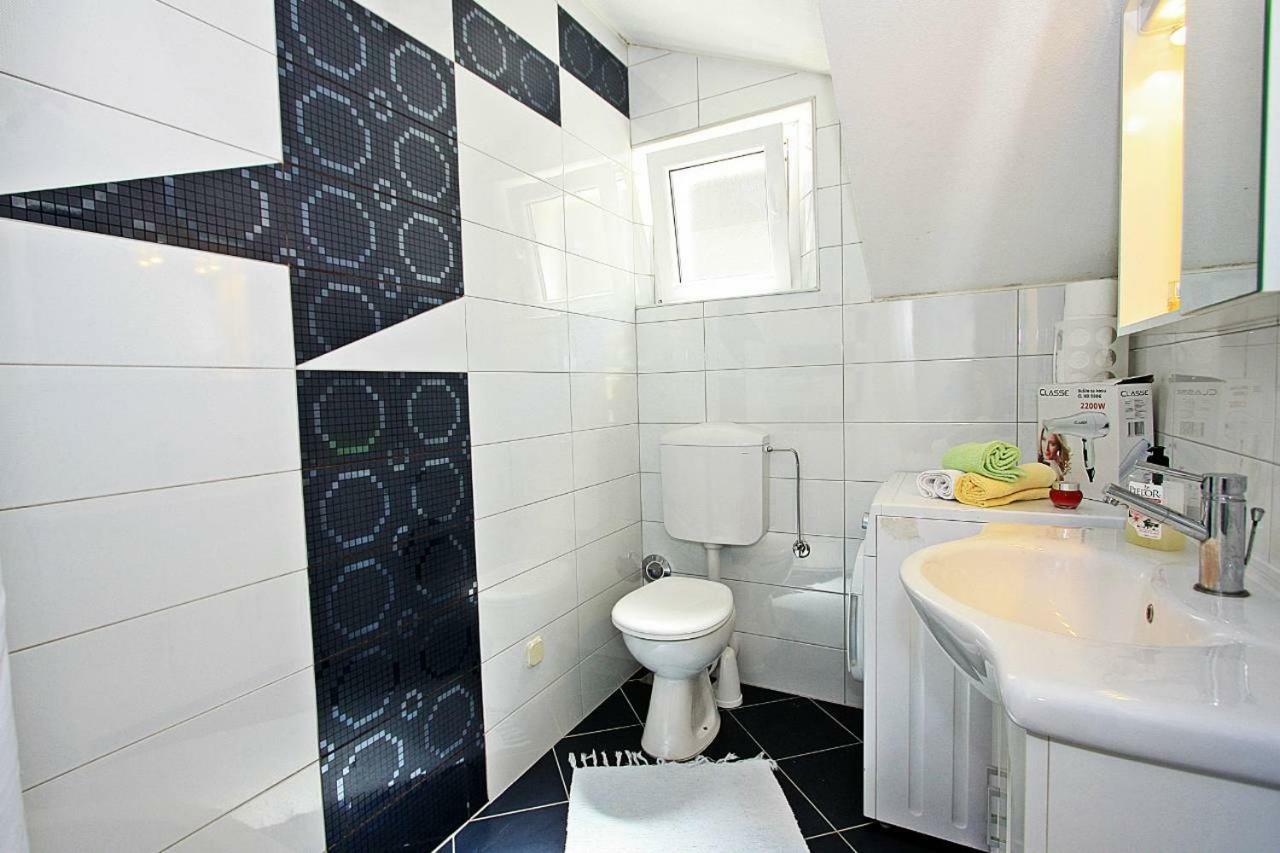 Apartmani Nila Pucisca Eksteriør billede