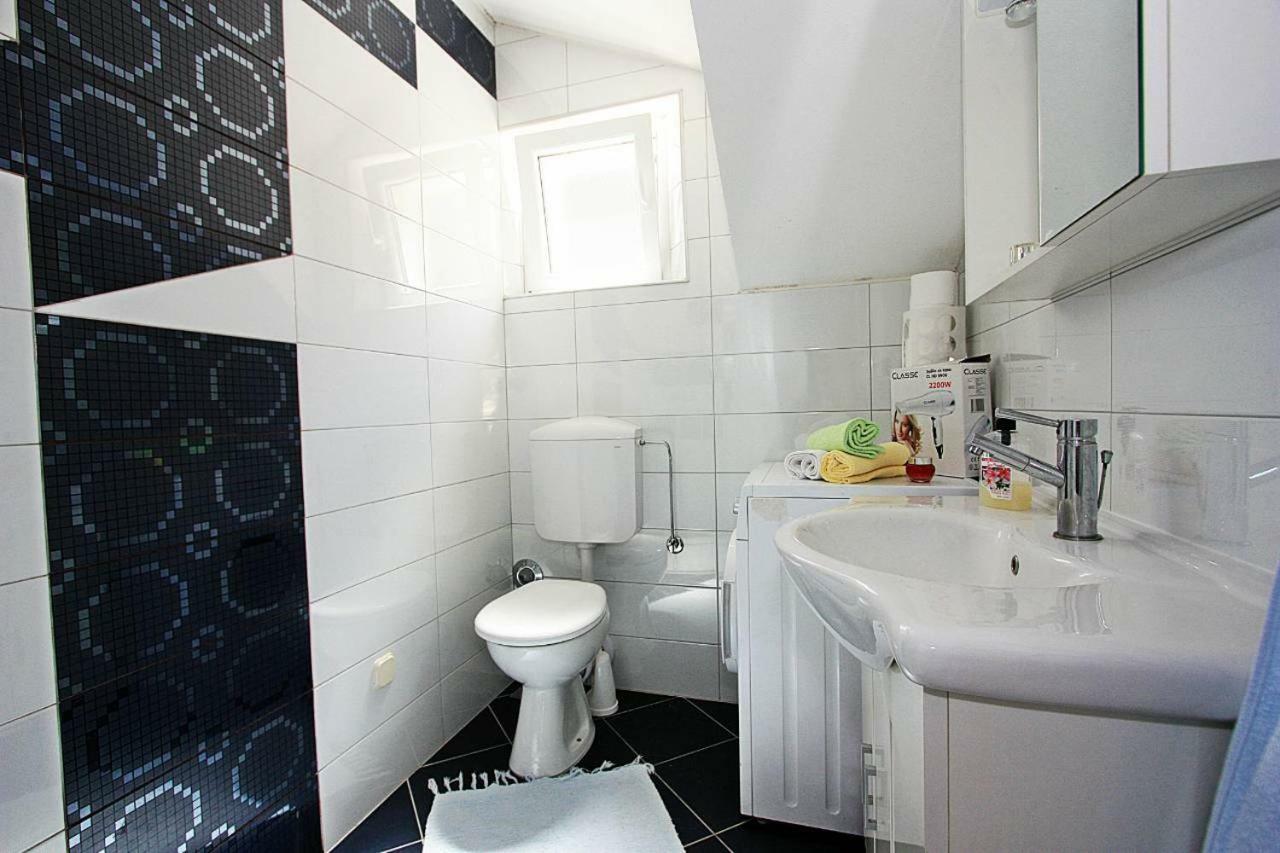 Apartmani Nila Pucisca Eksteriør billede
