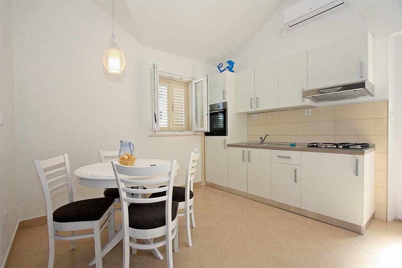Apartmani Nila Pucisca Eksteriør billede