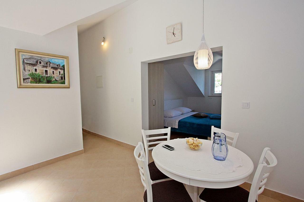 Apartmani Nila Pucisca Eksteriør billede