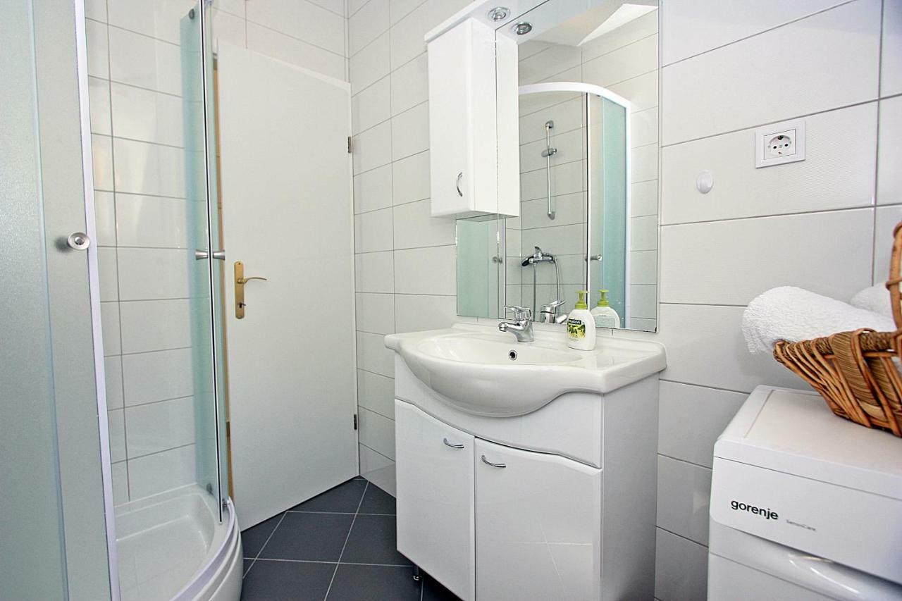 Apartmani Nila Pucisca Eksteriør billede